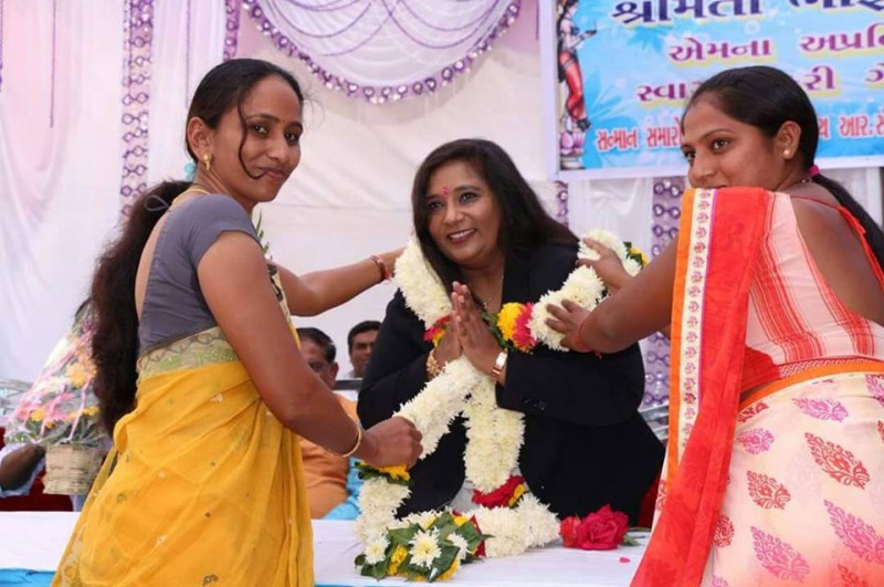 Felicitation by the first citizen of Jalalpore taluka, Mrs Roshni Patel (in orange) and the first citizen of Aat village, Mrs Chetna Patel (in yellow).